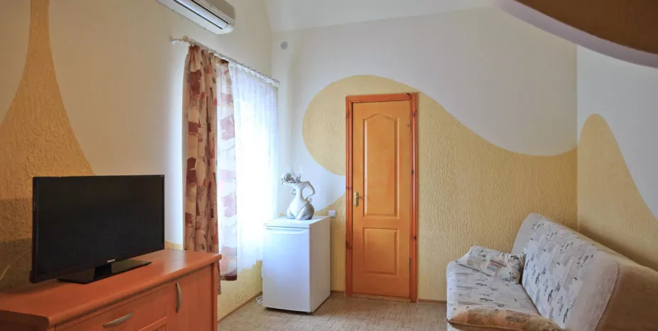 Номер 4 (3 эт., окно). Эллинг «Весла». Феодосия