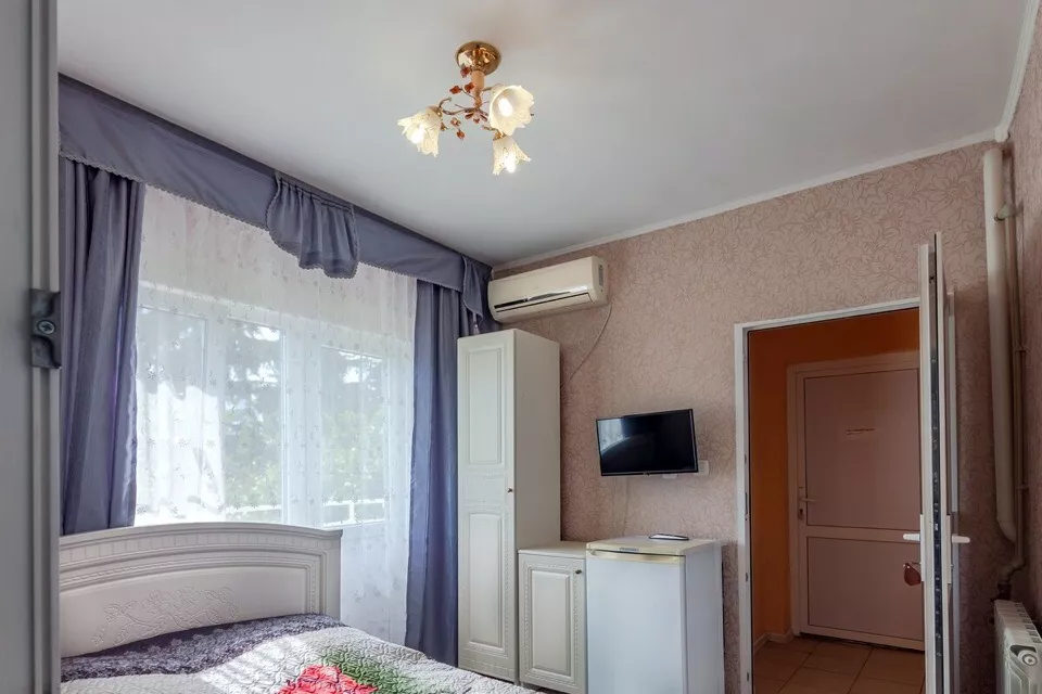 2-х местный номер «стандарт» с двуспальной кроватью. Гостевой дом "Виолетта". Сочи