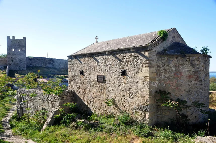 Генуэзская крепость Кафа. Фото взято с сайта: https://russia.travel/