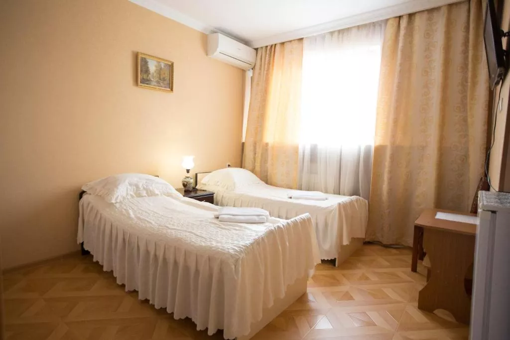 2-х местный номер Люкс. Гостиница "Кристина"- Адлер. Адлер