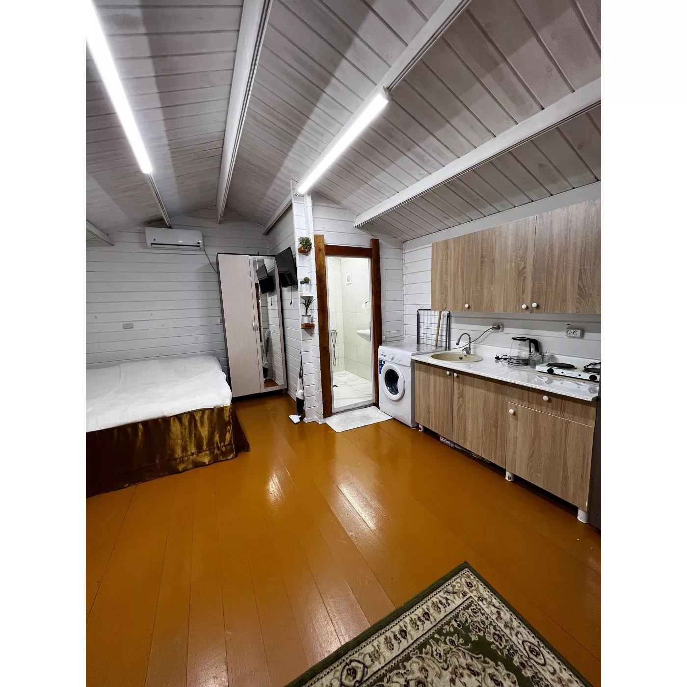 . Коттеджи на берегу моря со всеми удобствами . Сухум