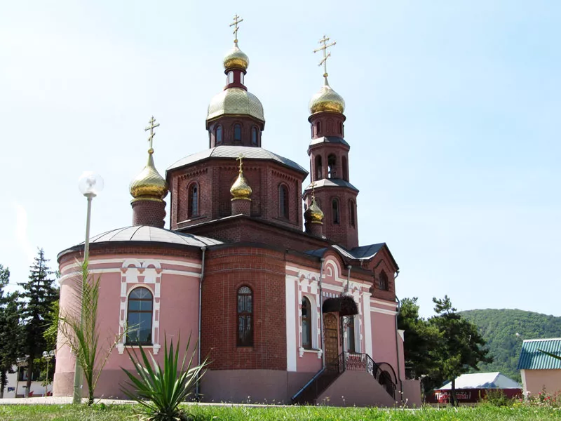 Фотография Свято-Никольского храма взята с сайта: https://arhipka.net/