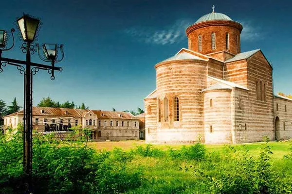 Патриарший собор в Пицунде. Фото взято с сайта: https://abkhazija.com/