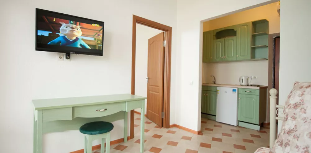 Апартамент с выходом на тенистую аллею. Курортный комплекс Eco - Village. Приветное