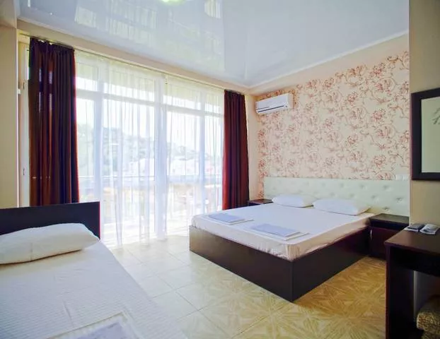 Трехместный номер «Комфорт». Гостевой дом "Кристалл". Лазаревское  Трехместный номер «Комфорт». Гостевой дом "Кристалл". Лазаревское