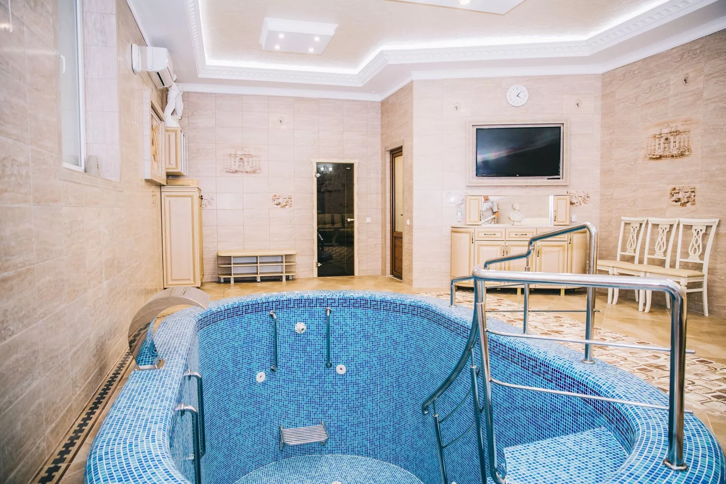 . Гостевой дом «Red House». Заозерное