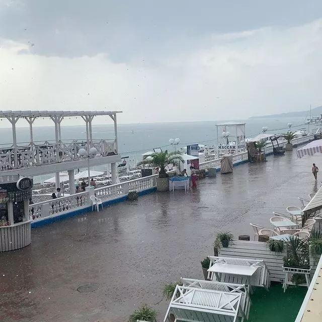 ЛЕТНЯЯ ВЕРАНДА. Отель КАВКАЗ. Гостиницы и отели Лазаревского