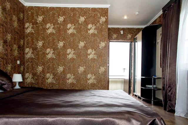 2-х комнатный номер, с балконом, с видом на горы/на море . Отель "ПОСЕЙДОН". Гагра