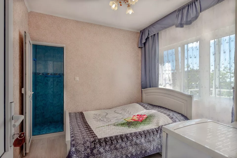 2-х местный номер «стандарт» с двуспальной кроватью. Гостевой дом "Виолетта". Сочи