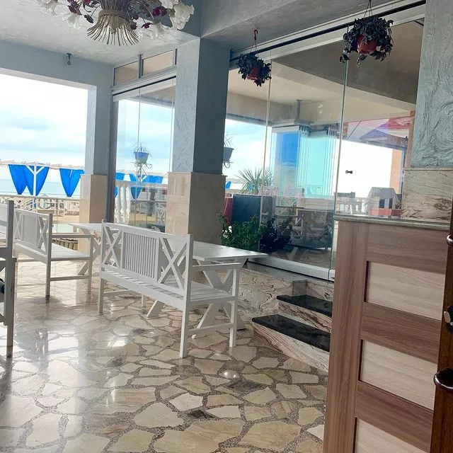 ЛЕТНЯЯ ВЕРАНДА. Отель КАВКАЗ. Гостиницы и отели Лазаревского