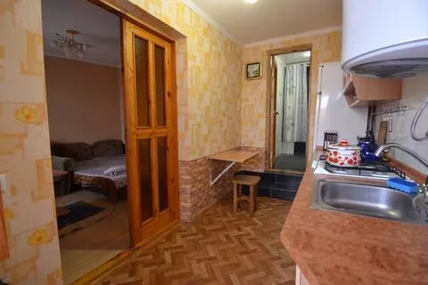 4-х мест. номер с кухней и двориком 1-й этаж. Гостевой дом "Лето". Алушта