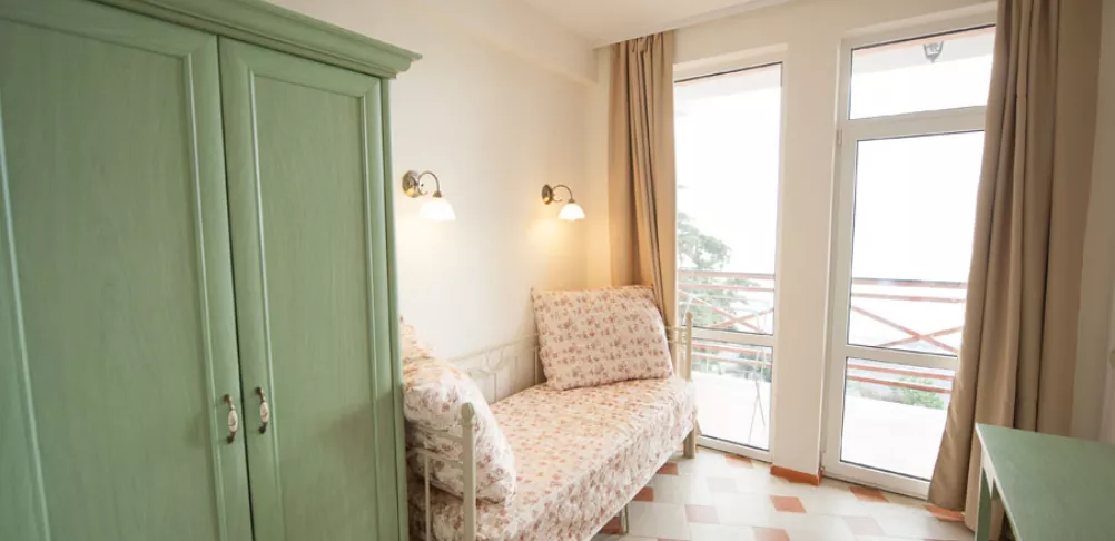 Апартамент с выходом на тенистую аллею. Курортный комплекс Eco - Village. Приветное