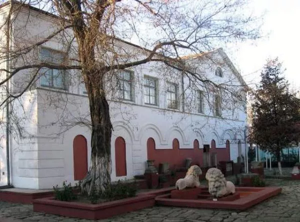 Музей древностей. Фото взято с сайта: https://www.culture.ru/