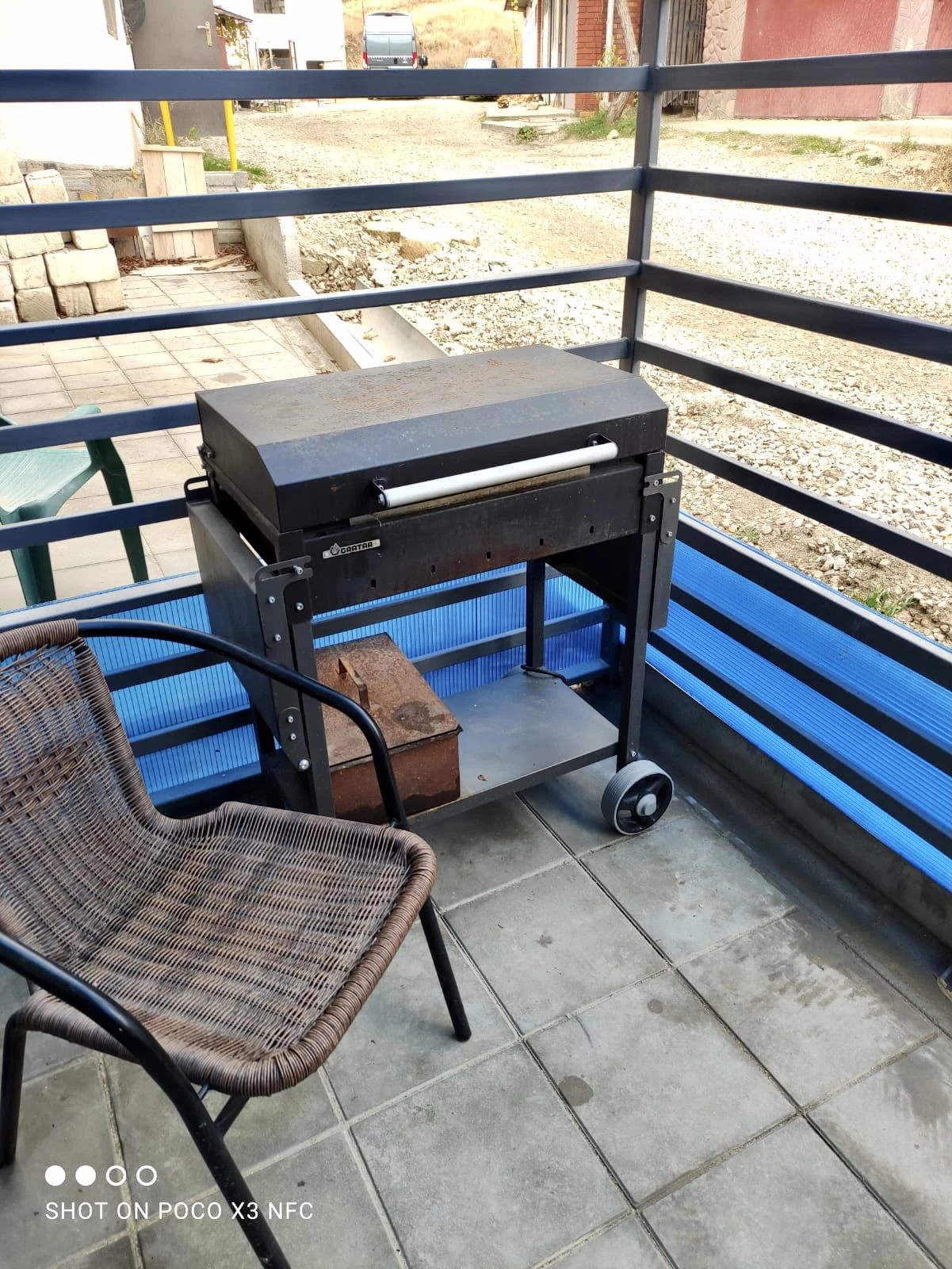 . Квартира в многоквартирном доме на земле в пгт Коктебеле недалеко от моря (700 м), с кондиционером. Коктебель