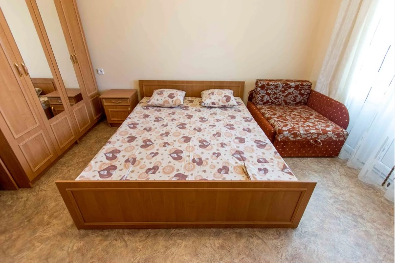 Трехместный номер с одной двухспальной кроватью и креслом. Гостевой дом "Алчак Кая". Судак