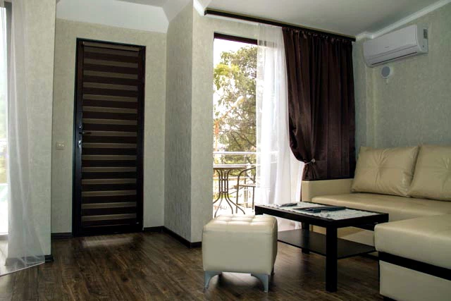 2-х комнатный номер, с балконом, с видом на горы/на море . Отель "ПОСЕЙДОН". Гагра