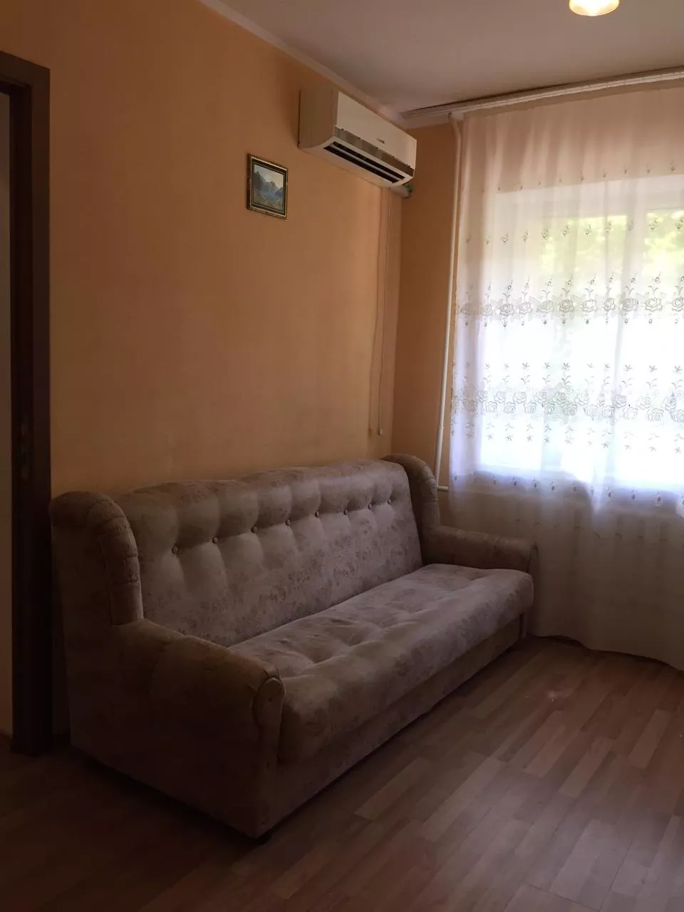 . Квартира в многоквартирном доме 1-комнатная квартира на первом этаже. Ейск