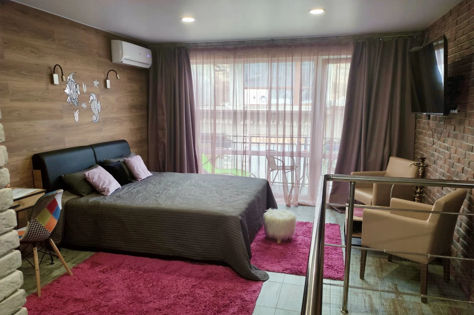 . Квартира в многоквартирном доме на земле в пгт Коктебеле недалеко от моря (700 м), с кондиционером. Коктебель