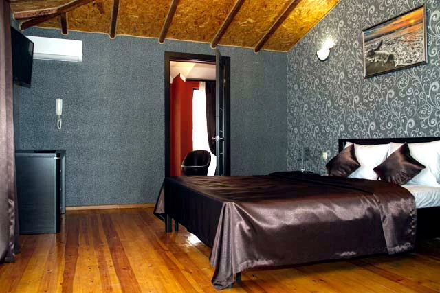 2-х комнатный номер, с балконом, с видом на горы/на море . Отель "ПОСЕЙДОН". Гагра