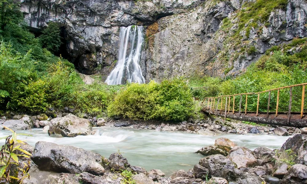 Гегский водопад. Фото взято с сайта: https://radioiskatel.ru/