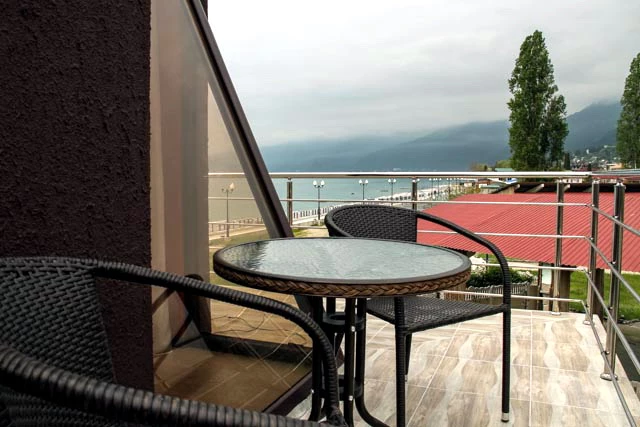 2-х комнатный номер, с балконом, с видом на горы/на море . Отель "ПОСЕЙДОН". Гагра