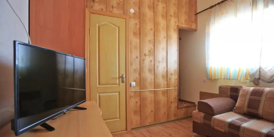 Номер 5 (3 эт., окно). Эллинг «Весла». Феодосия