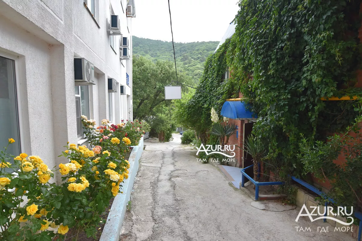 . Гостевой дом "Под синей крышей". Джанхот