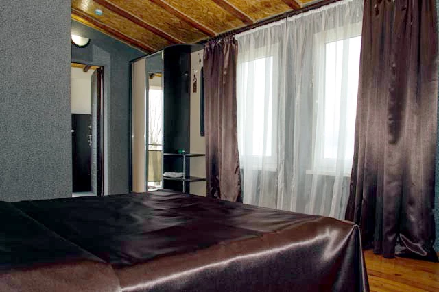 2-х комнатный номер, с балконом, с видом на горы/на море . Отель "ПОСЕЙДОН". Гагра