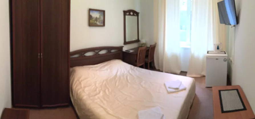 Двухместный номер с одной кроватью. Гостевой дом «Кедр-Восток». Алупка