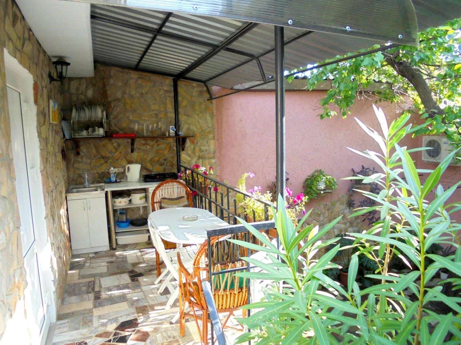 . Дом под ключ  Уютный домик с террасой на 2-5 человек.. Феодосия