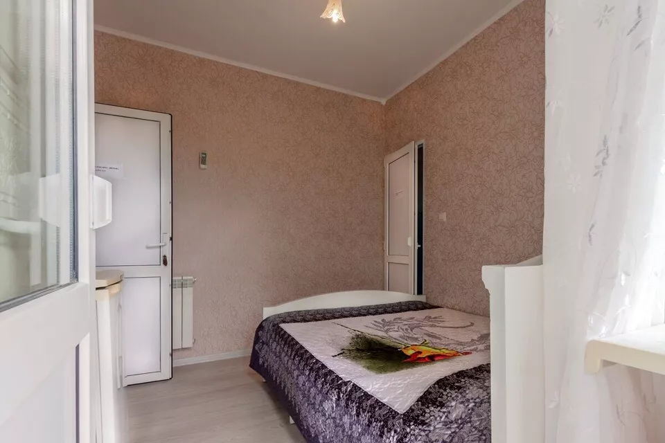 2-х местный номер «стандарт» с двуспальной кроватью. Гостевой дом "Виолетта". Сочи