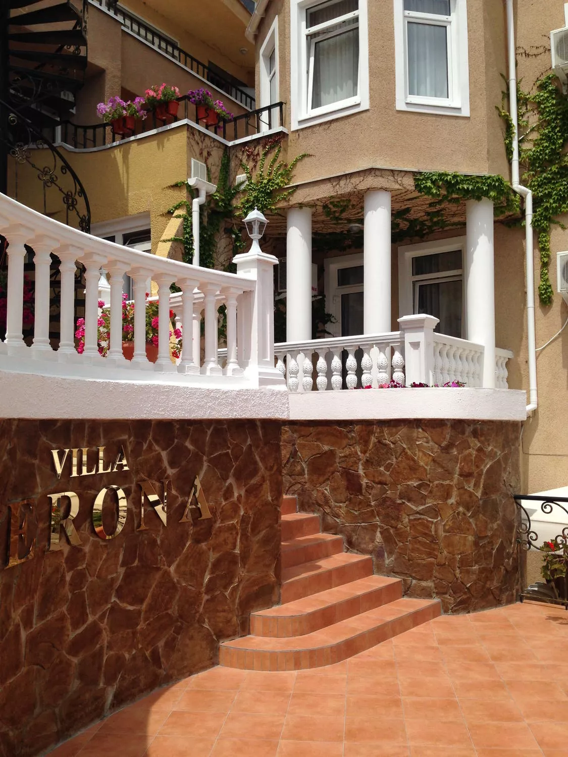 . Villa VERONA. Утёс