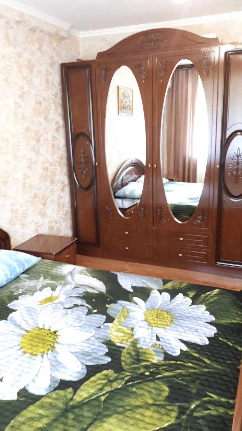 . Квартира в многоквартирном доме Двухкомнатная квартира Победы 170. Квартиры в Лазаревском