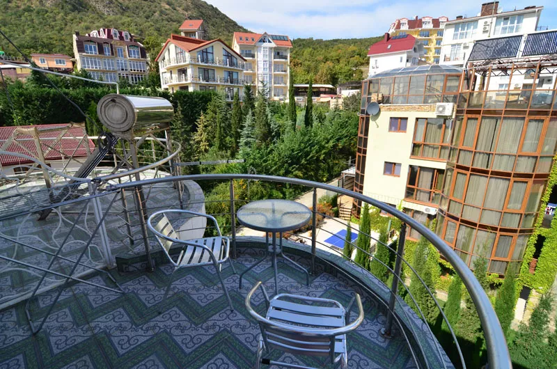 2-местный номер «Под облаками» вид на горы и море. Вилла «Камилла». Лазурное 2-местный номер «Под облаками» вид на горы и море. Вилла «Камилла». Лазурное