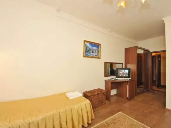 «Полулюкс» 2-х местный TWIN (Главный корпус). Гостиница «Кристалл». Домбай-гостиницы