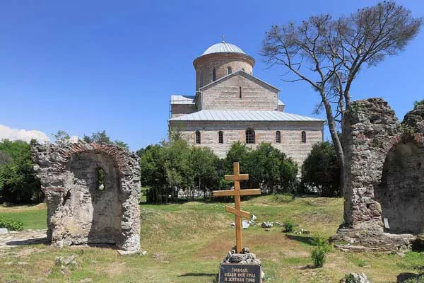 Патриарший собор в Пицунде. Фото взято с сайта: https://abkhazija.com/