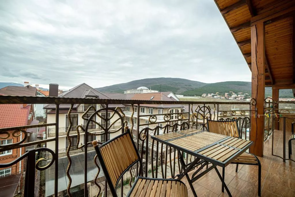 Четырехместный номер с балконом. Отель Атмосфера. Кабардинка