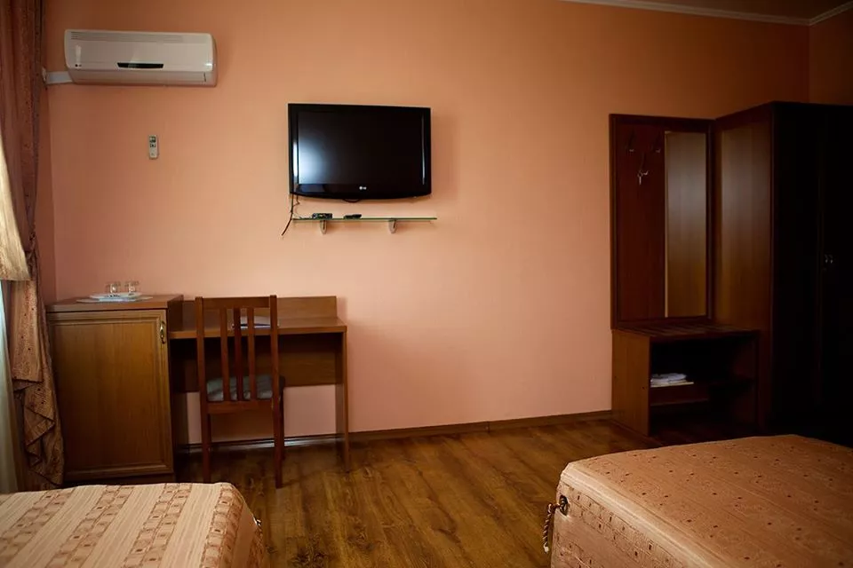 Двухместный номер с двумя односпальными кроватями. Мини-отель "Бриг". Темрюк