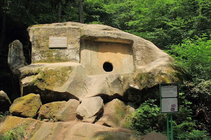 Фотография Волконского дольмена взято с сайта: http://npsochi.ru/