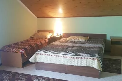 Трехместный номер с доп. местом. Гостевой дом «Красный дом». Совет-Квадже