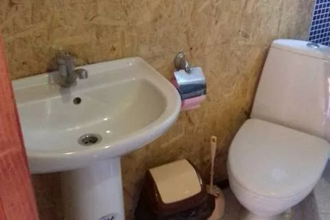 Индивидуальный деревянный домик с удобствами. База отдыха "Рапыца". Пицунда