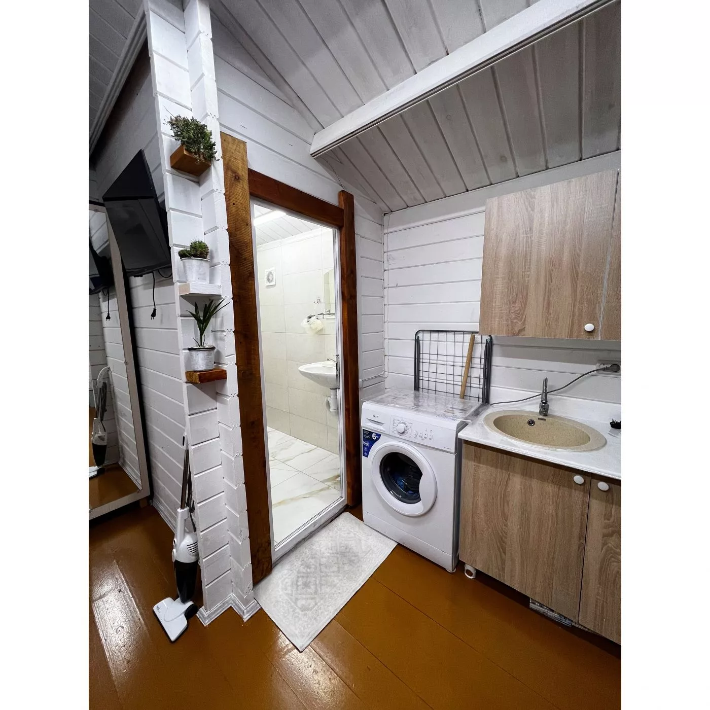 . Коттеджи на берегу моря со всеми удобствами . Сухум