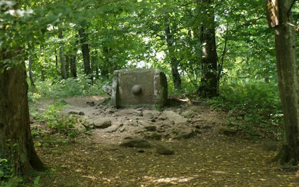 Фото дольменов в Туапсе взято с сайта: https://www.tourprom.ru/