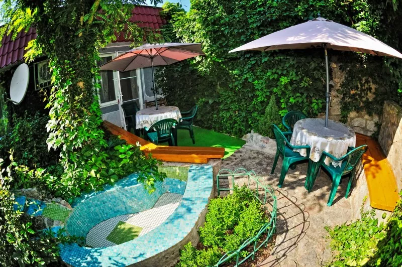 Коттедж «Главный», левое крыло пансионата, двухместный. Пансионат «У Нины Митрофановны». Щелкино