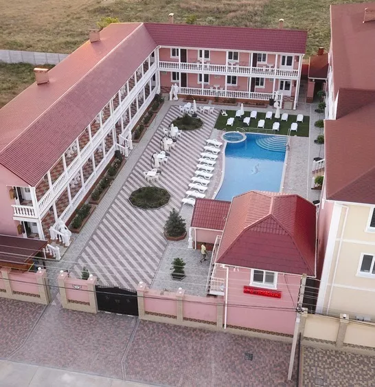 . Гостевой дом «Red House». Заозерное