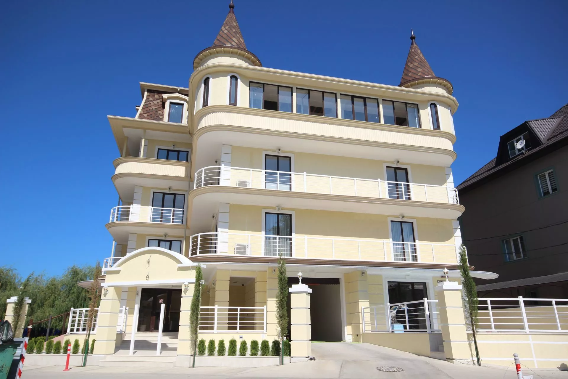 . Отель "GRAND-SHATO" в Ольгинке       . Ольгинка