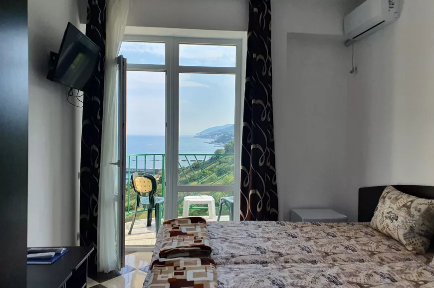 2-местный номер с балконом и видом на море, горы, бассейн и Алушту. Гостевой дом "Асаль". Лазаревское