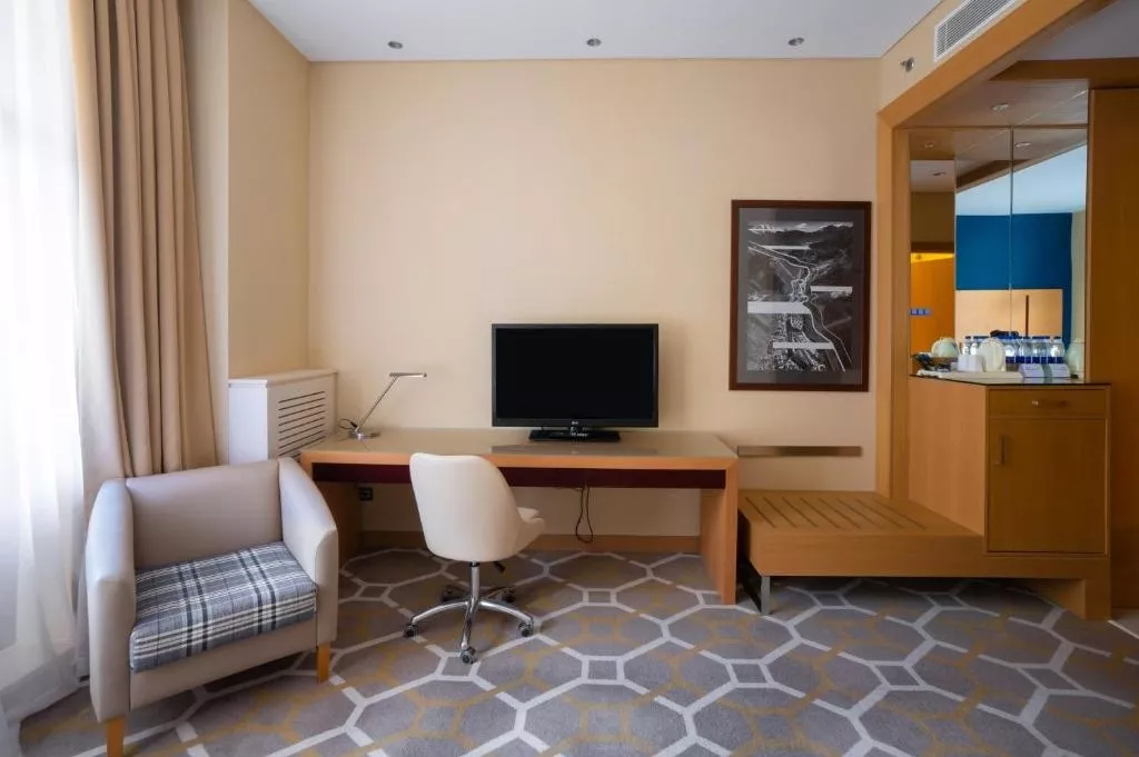 Улучшенный двухместный номер с 1 кроватью. Курортный отель Novotel Resort Krasnaya Polyana Sochi. Красная Поляна