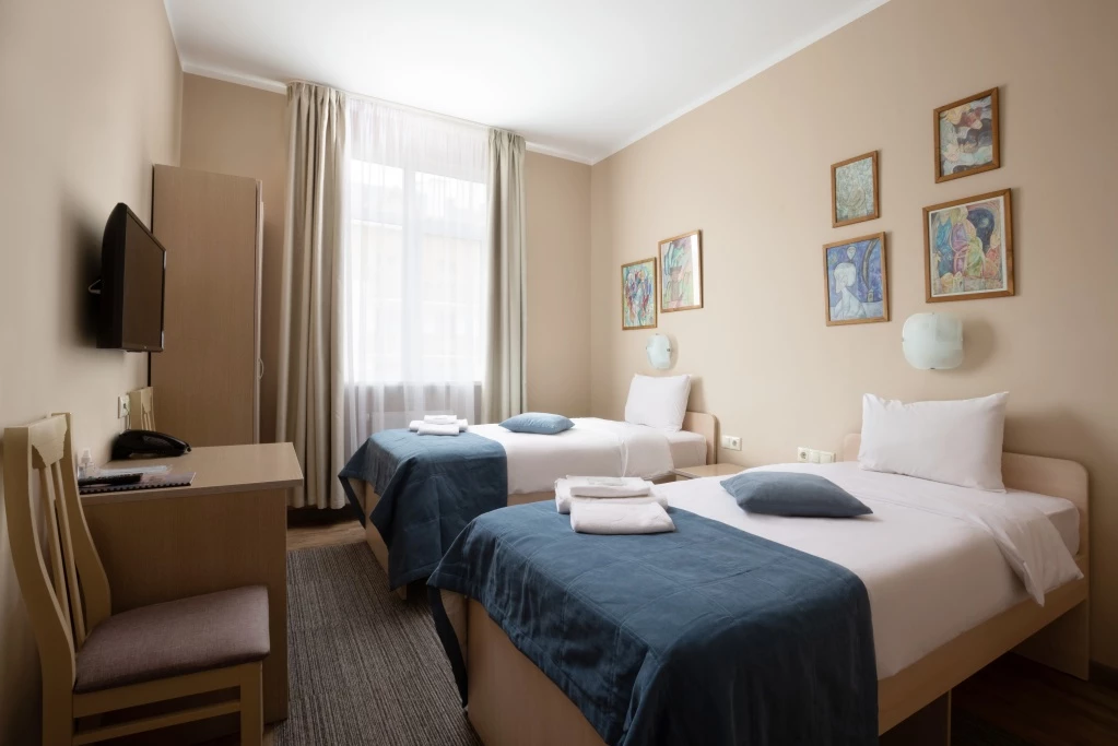 Номер в блоке с общей ванной комнатой. Отель "28". Красная Поляна