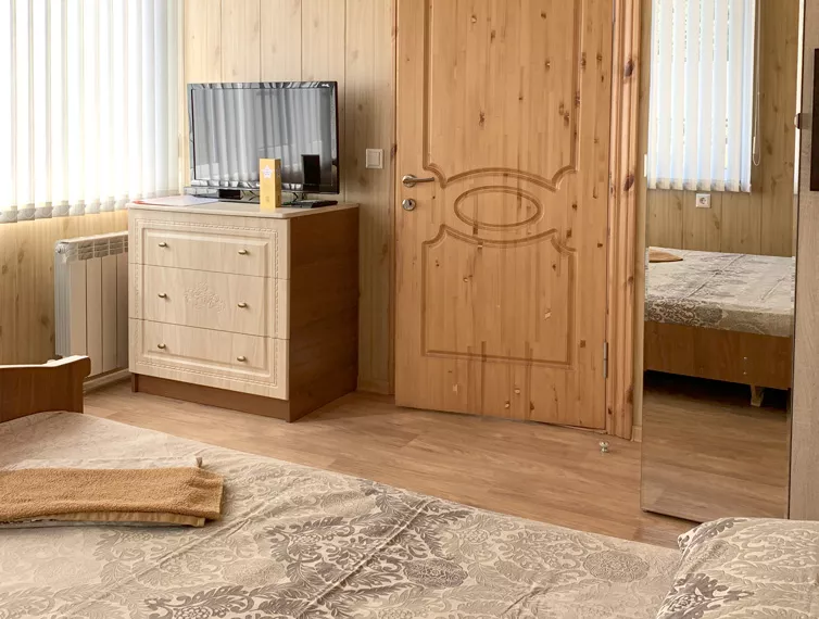 Двухместный номер с панорамным окном. Гостевой комплекс "Буэнос Диас". Совет-Квадже